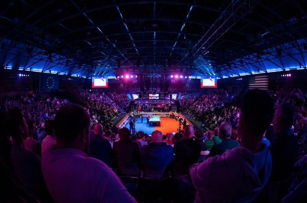 Fans watching Mosconi Cup live